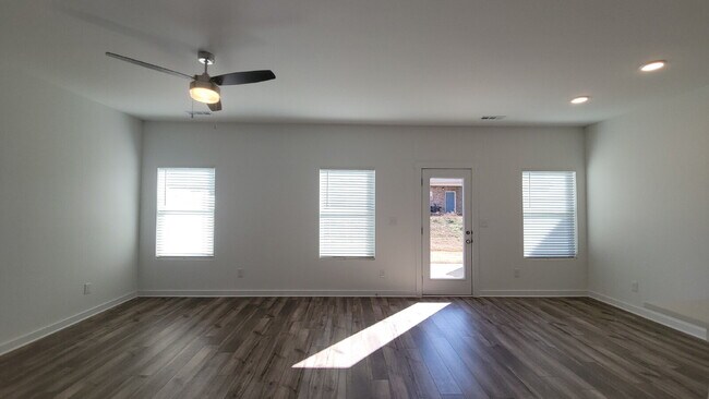 Foto del edificio - "Charming Newly built 3-Bed Townhouse Retreat with Granite Elegance in Prime Huntsville Location!"
