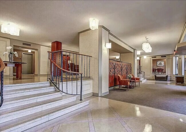 Vestíbulo del edificio - 5901 Mt Eagle Dr