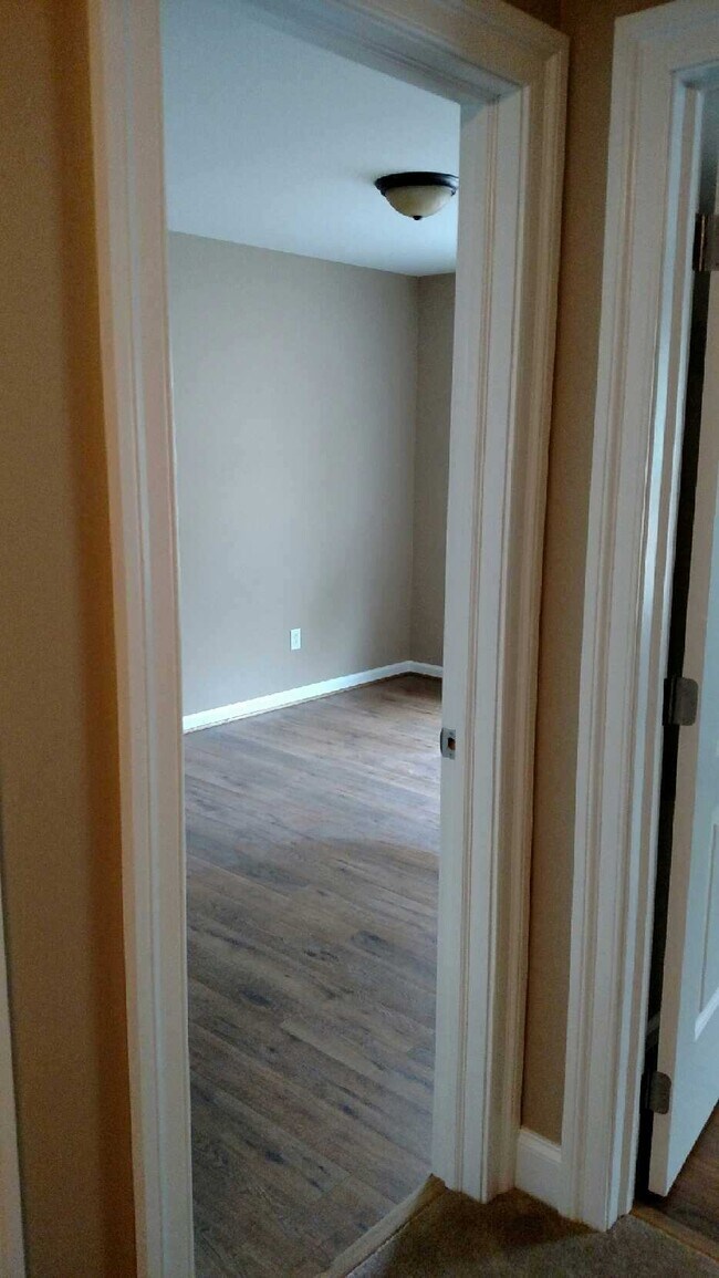 Building Photo - 304 Hollow Dr