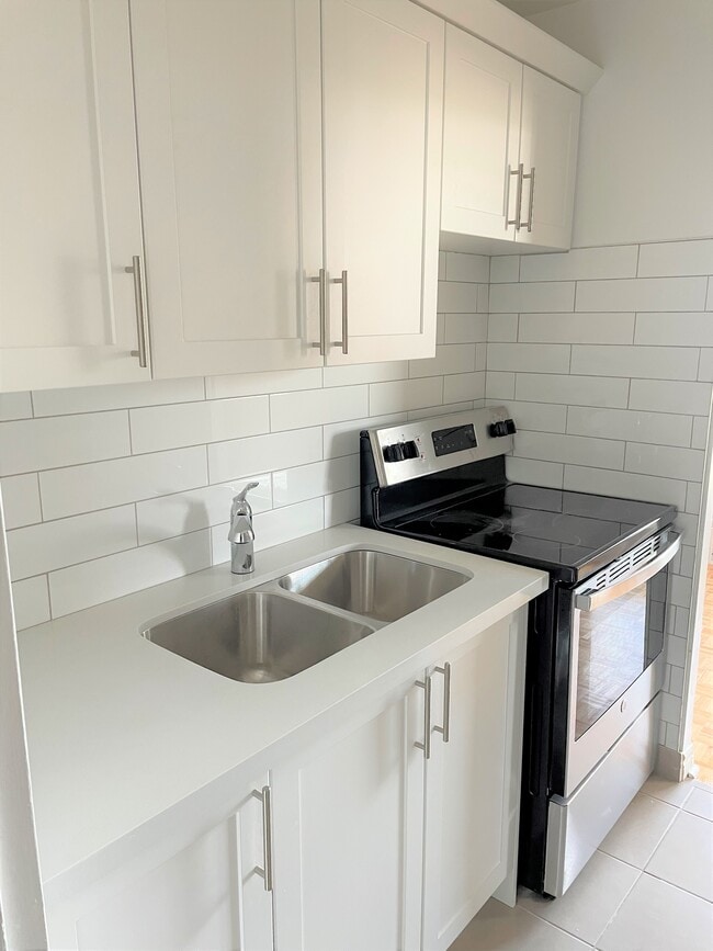 Building Photo - Riverview Court Apartments