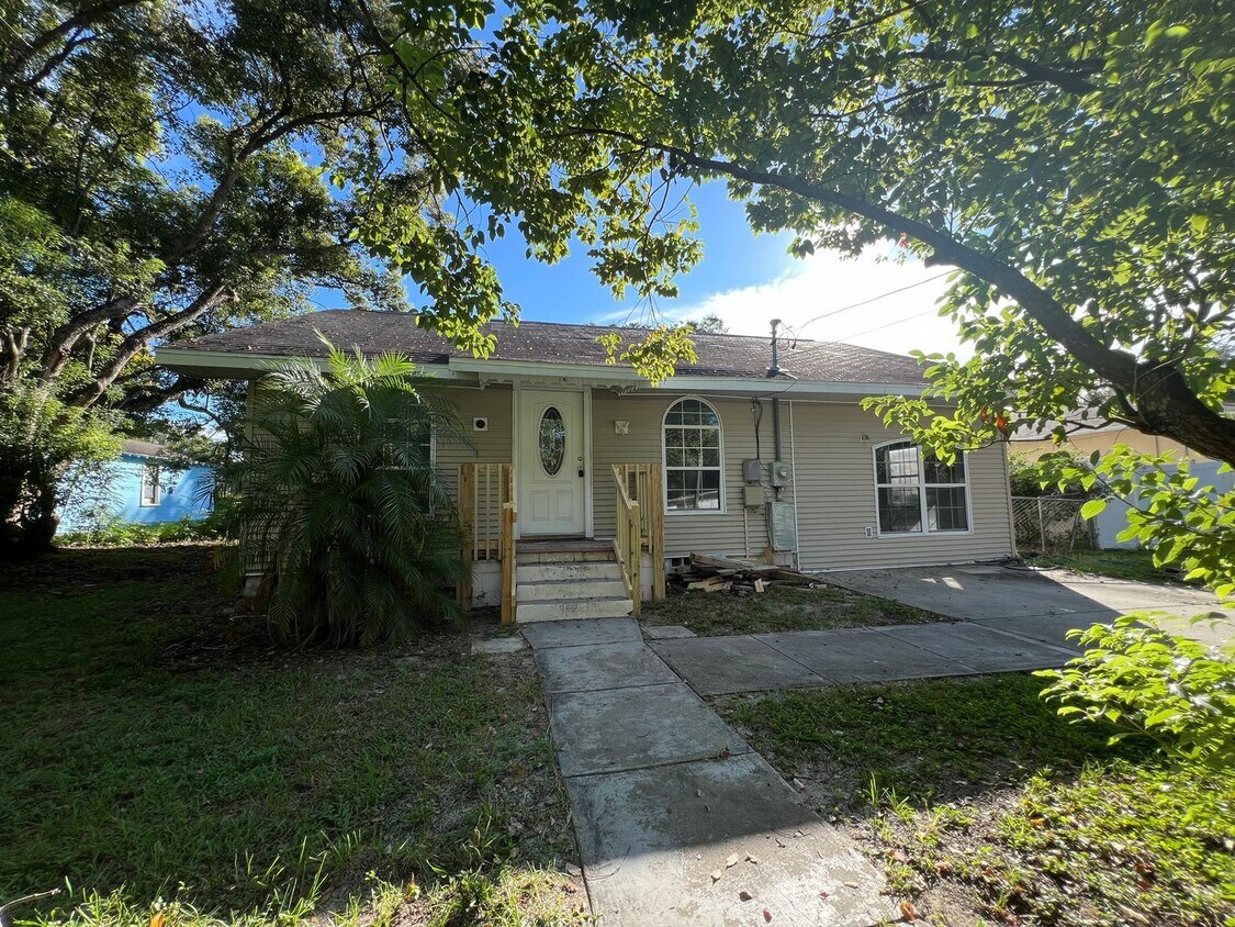 Spacious 3BR/1BA with Huge Yard & Charming... - 5740 9th St.  Zephyrhills, FL