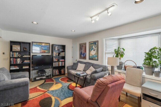 Foto del edificio - 382 Morris Ave