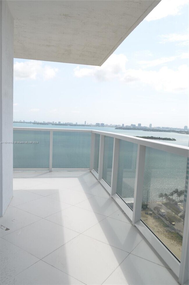 Foto del edificio - 600 NE 27th St