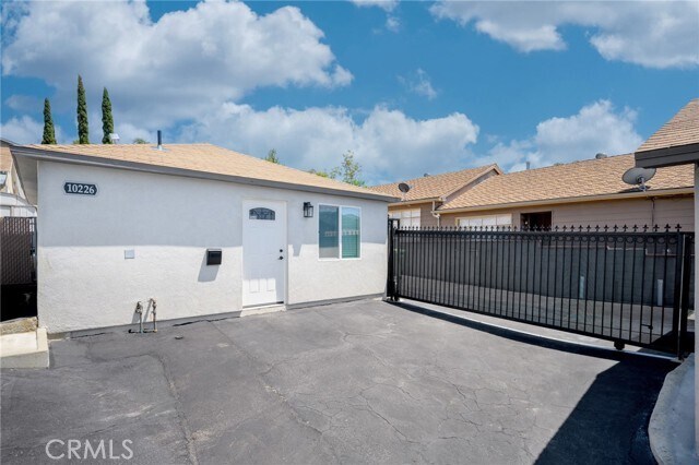Foto principal - 10226 McClemont Ave