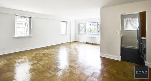 Building Photo - 200 E 71st St