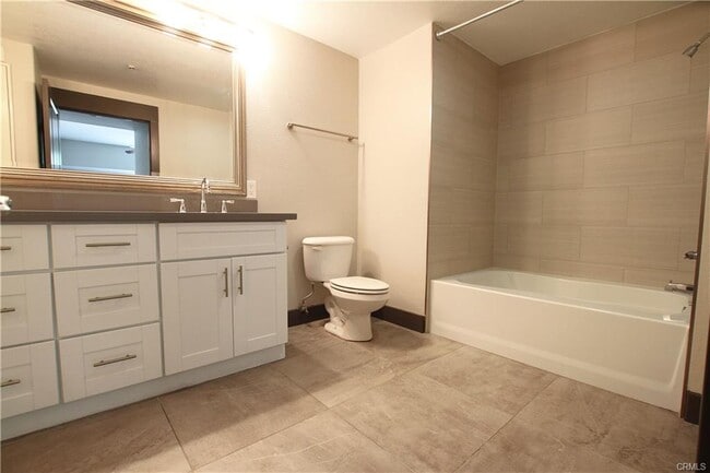 Foto del edificio - 24545 Town Center Dr