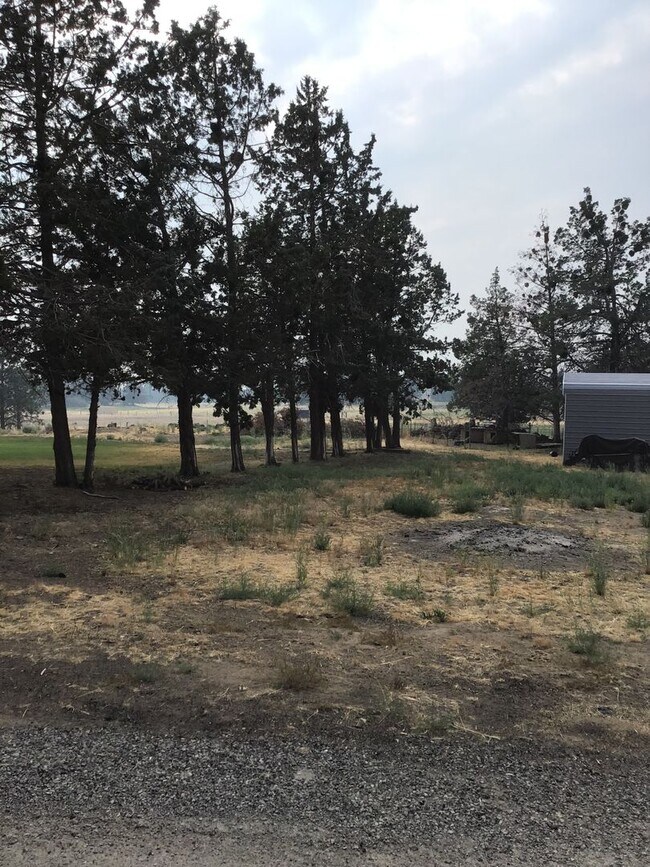 Building Photo - Nice 2 story home with mountain views