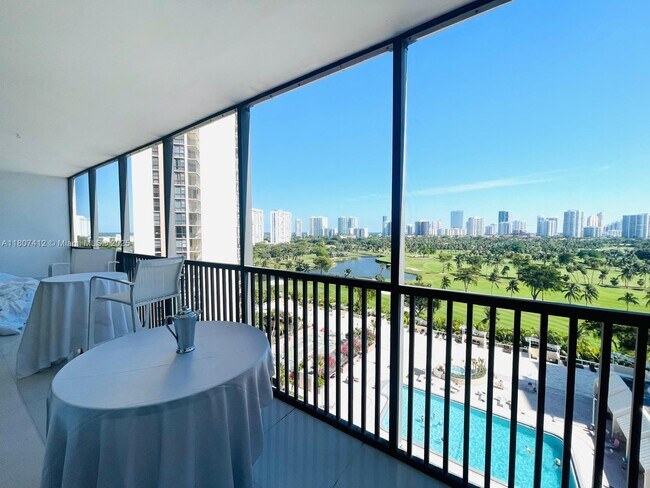 Foto del edificio - 20301 W Country Club Dr