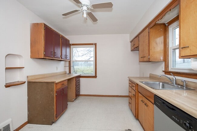 Building Photo - 3 Bedroom 2  bath Single Family Home