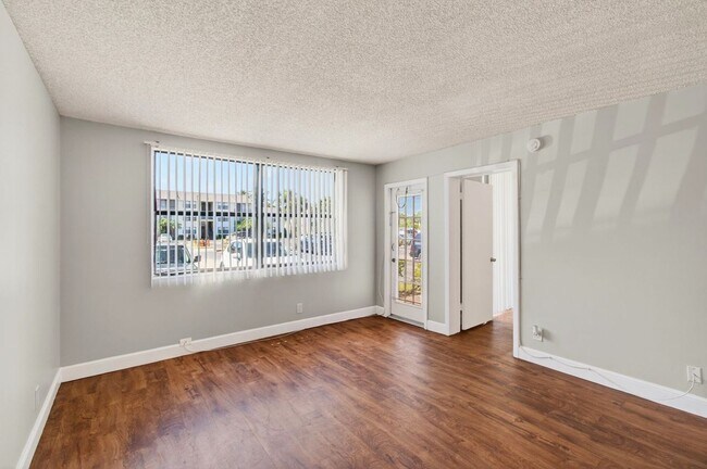 Foto del edificio - ONE BEDROOM ONE BATHROOM!! WATERFRONT COMMUNITY!