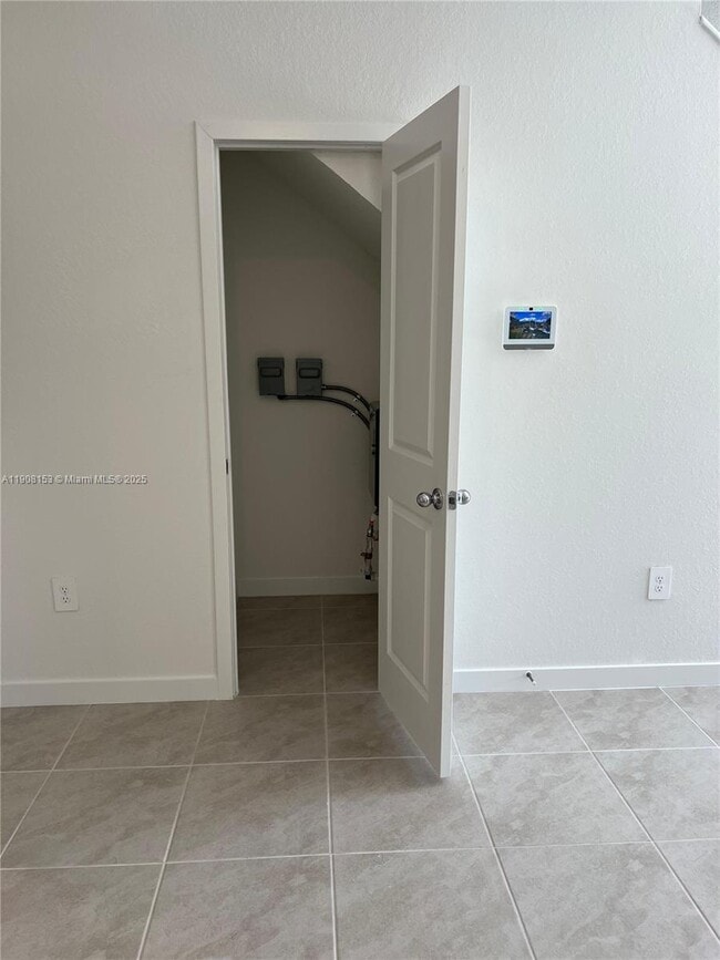 Building Photo - 326 NE 1st Ave