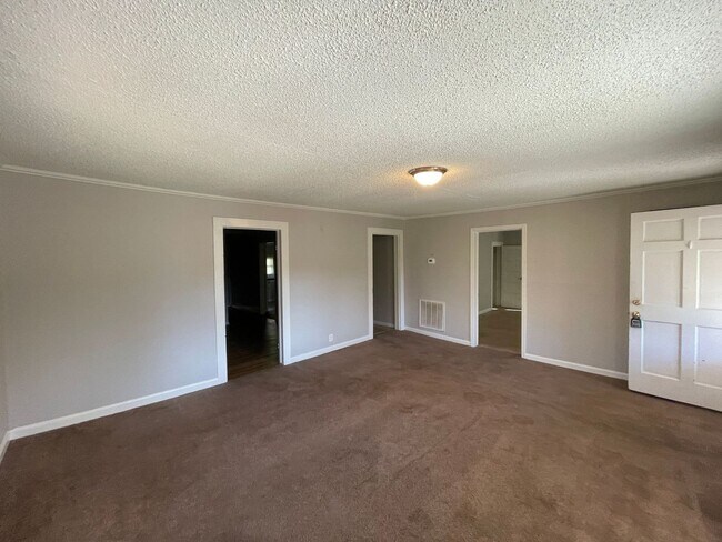 Foto del edificio - 3 bedroom 1 bath house available!