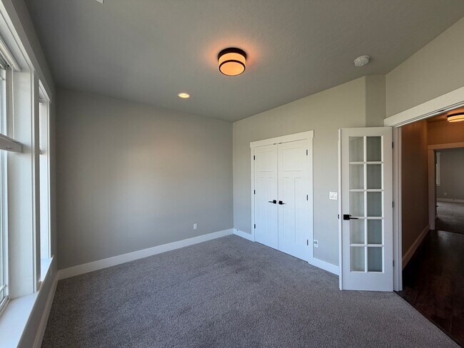 Foto del edificio - Gorgeous Craftsman Home- 5 bed, 3 Full Bath- Includes Landscaping!