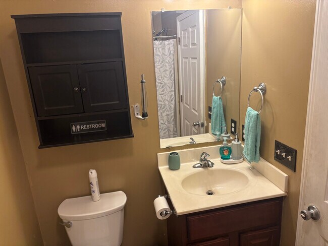 Building Photo - 1624 N Cherry St