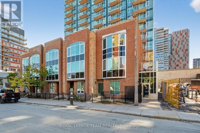 Building Photo - 150 York St