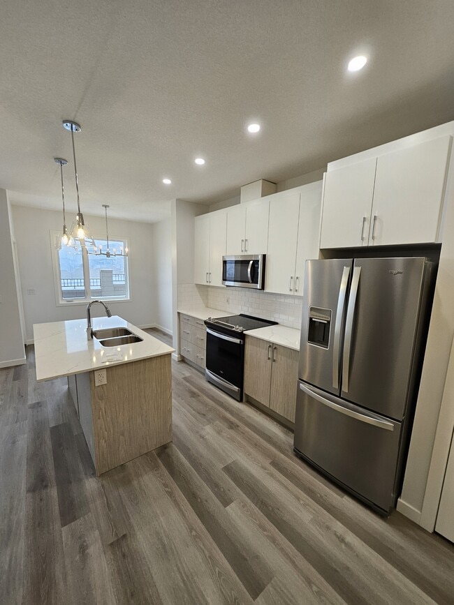 Building Photo - 25 Evanscrest Mews NW