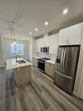 Building Photo - 25 Evanscrest Mews NW