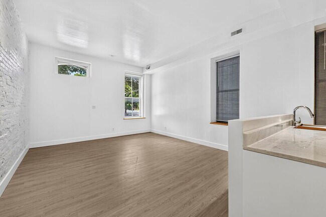 Foto del edificio - 1704 S Tucker Blvd