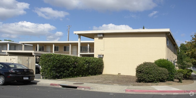 Building Photo - 1495 Bassett Dr