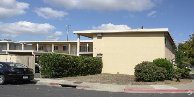 Foto del edificio - 1495 Bassett Dr