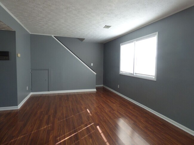 Foto del edificio - COMING SOON! Beautiful All Electric Townhome! Converted Garage, W/D, Small Pets Ok!