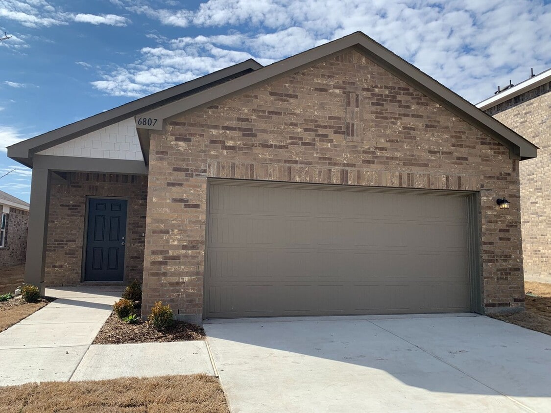 Primary Photo - House For Lease in Forney