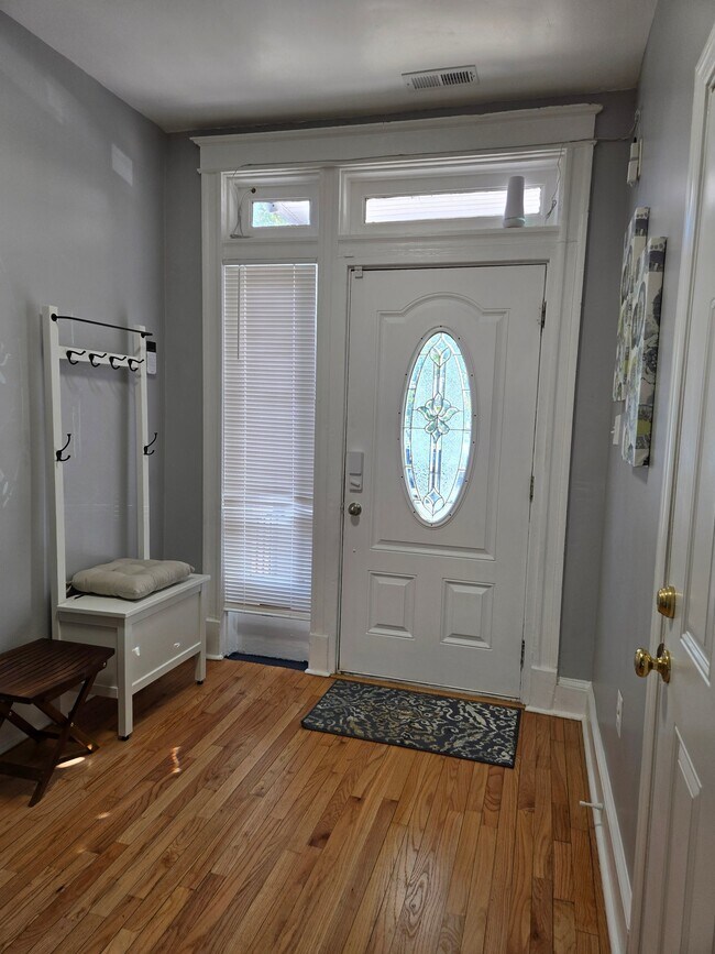 Foto del edificio - 411 Hobart Pl NW