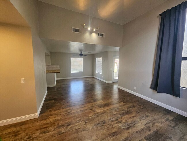 Building Photo - 3 Bedroom Home Located in Palo Verde Meadows