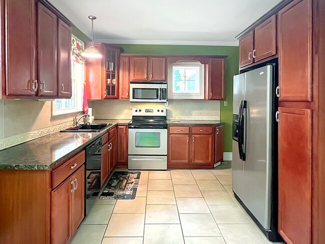 Kitchen - 108 Manchester Ave