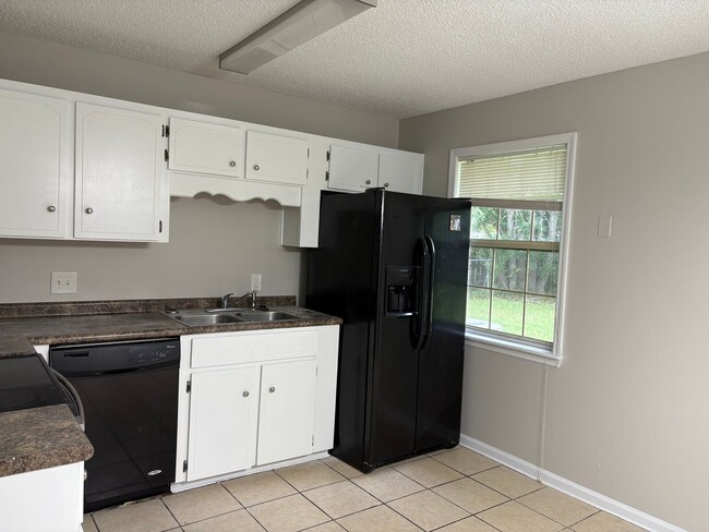 Building Photo - WINTER MOVE-IN SPECIAL: $500 OFF 1st MONTH'S RENT!**