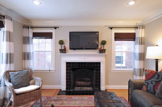 Building Photo - 1223 Valley Dr