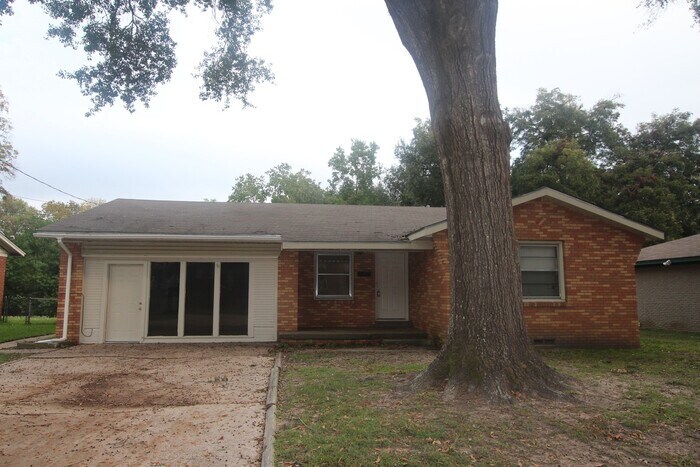 Foto principal - Adorable 4 bedroom, 2 bath in Tyler! Tour ...