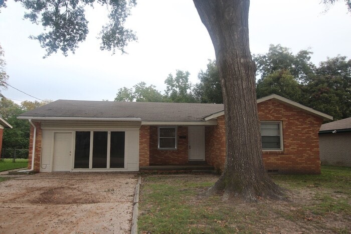 Primary Photo - Adorable 4 bedroom, 2 bath in Tyler! Tour ...