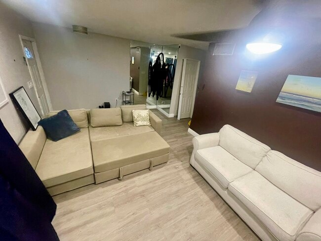 Building Photo - 4000 Del Rio Way