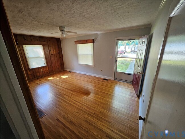 Building Photo - 305 5th St
