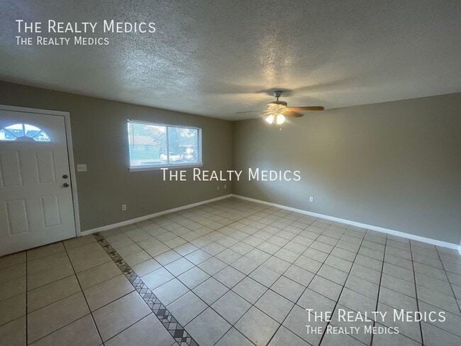 Building Photo - AVAILABLE NOW! Charming 3 Bedroom, 2 Bathr...