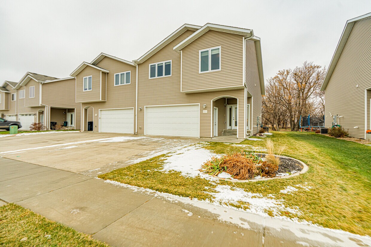 3717 McKenzie Dr SE, Mandan, ND 58554 Townhouse for Rent in Mandan