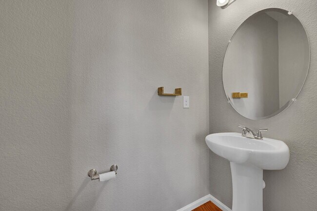 Building Photo - $2,595.00, 2-bed, 2.5-bath located in Aurora.