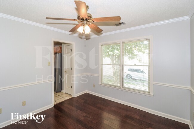Building Photo - 10292 Green Moss Dr N