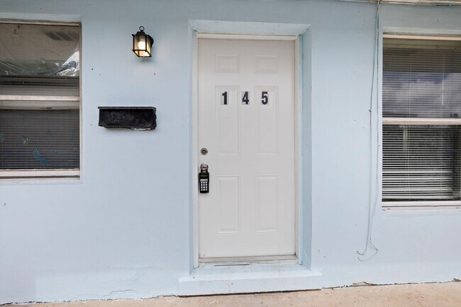 Building Photo - 143 W 28th St