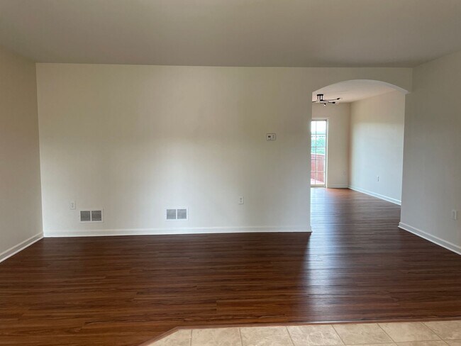 Building Photo - 3 Bed 3 Bathroom Townhouse In Marietta
