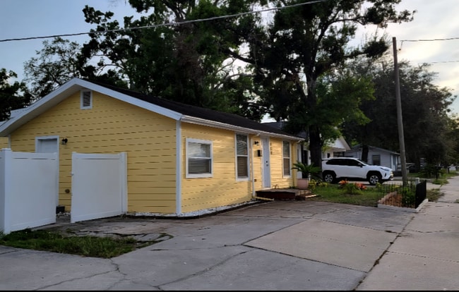 Building Photo - 808 W Sligh Ave
