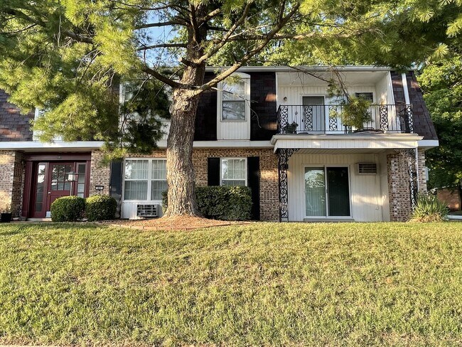 Building Photo - 800 Dumont Place