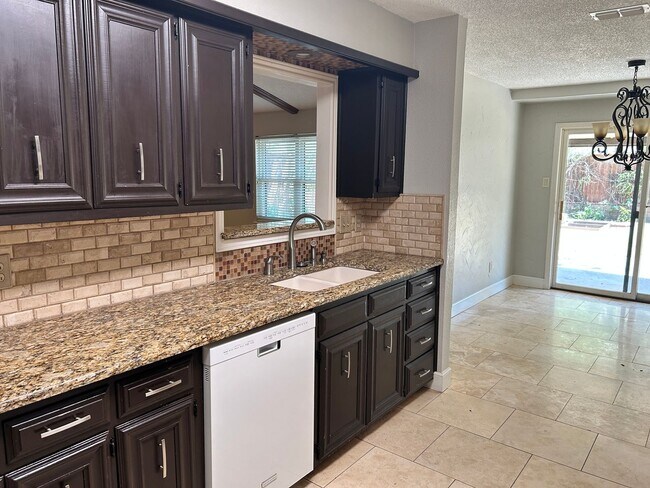 Foto del edificio - Self Showing - 3 Bedroom 2 bathroom