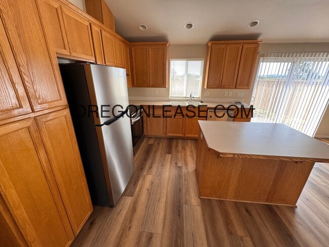 Building Photo - Newly remodeled West Eugene Home