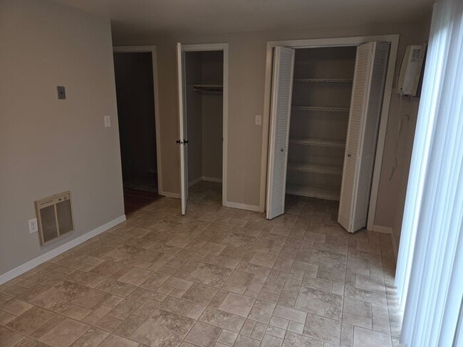 Foto del edificio - 2-bedroom townhouse.
