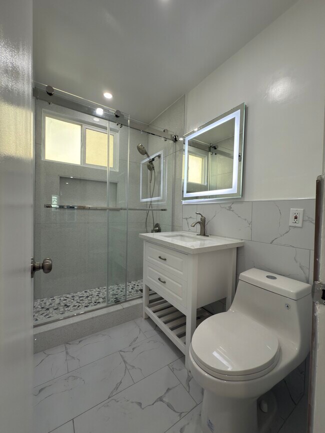 Foto del edificio - 5110 Harold Way