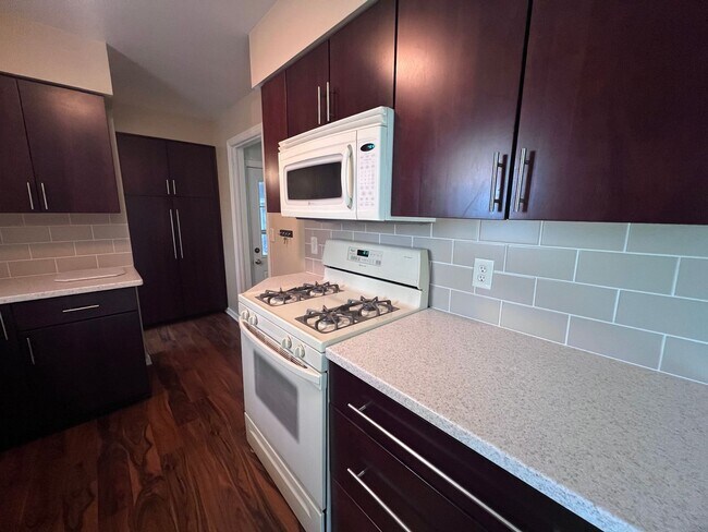 Building Photo - Three Bedroom Single Family Home in Forest...