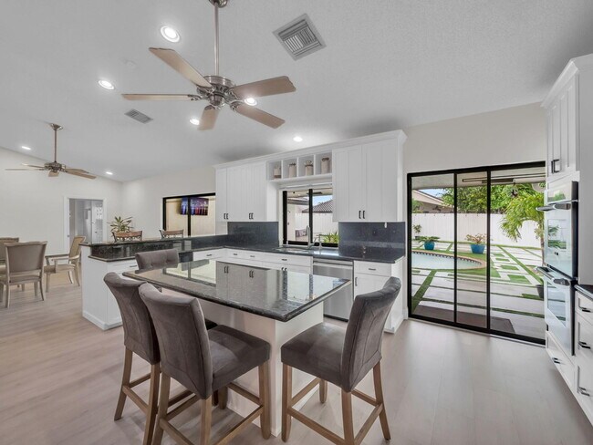 Foto del edificio - 1598 SW 19th St