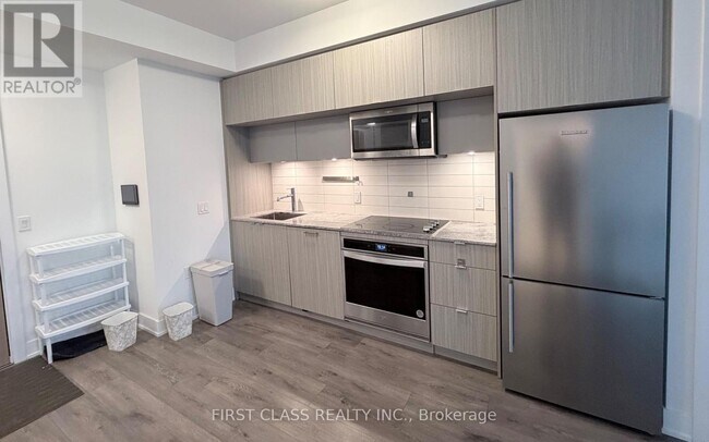 Building Photo - 585 Bloor St E